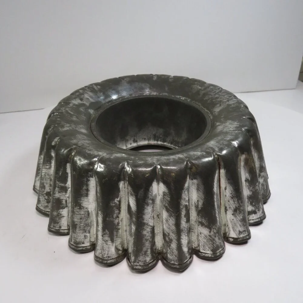 Vintage Turk's Head (or Gugelhupf) metal cake mold /lots of Patina 8